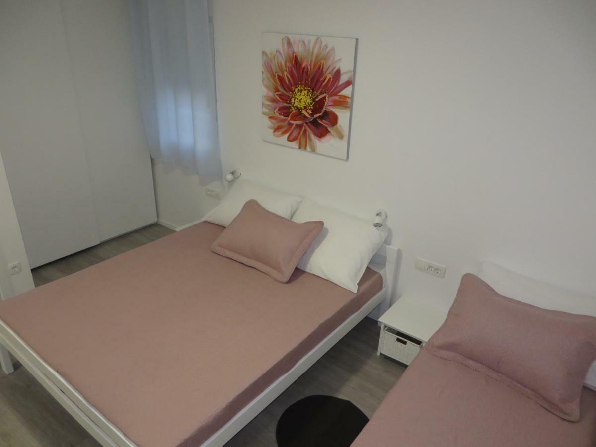 Apartmani Raos Дуги Рат Екстериор снимка